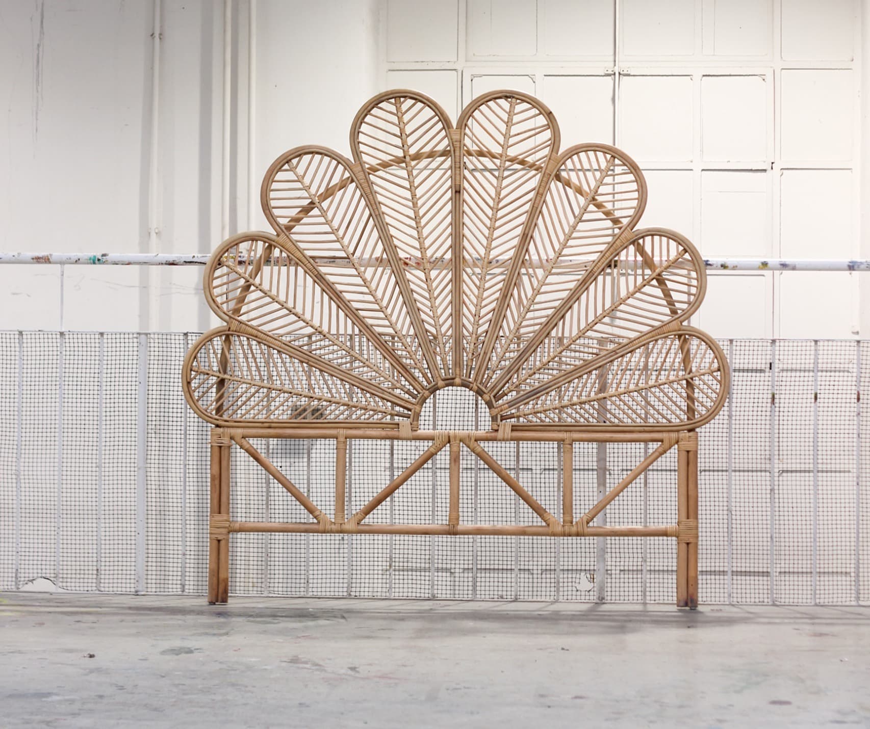 Rattan-Kopfteil in besonderer Form