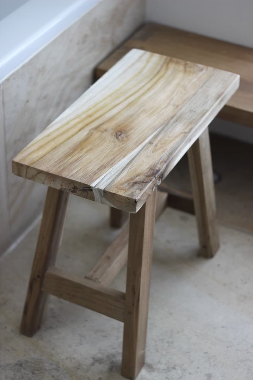 Handgefertigter Holzhocker